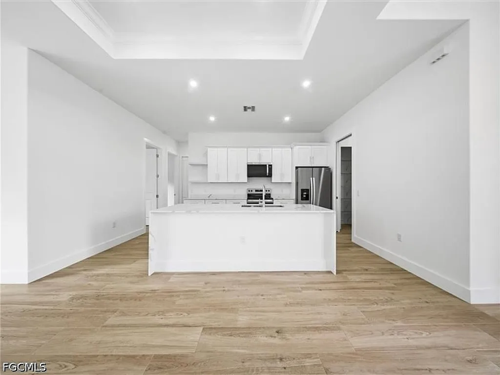 4 bed, 2.0 bath, 1879 sqft, $2,495 — Photo 4
