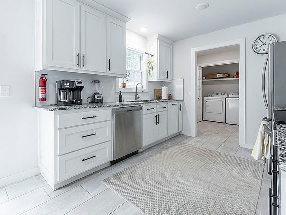 5th image of 810 SE 10th St