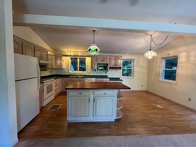 427 Memorial Dr — Photo 15