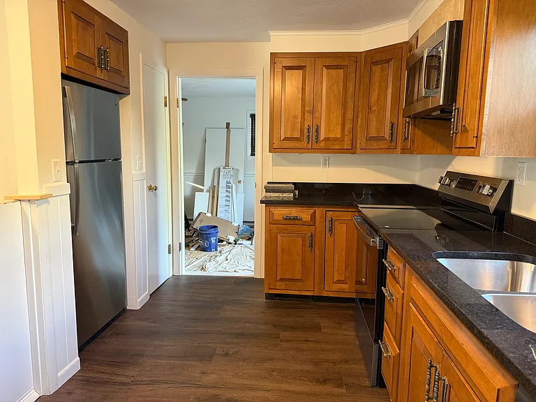 585 Burncoat St — Photo 18