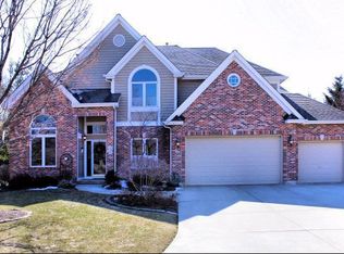 121 Walnut Cir, Sugar Grove, IL 60554