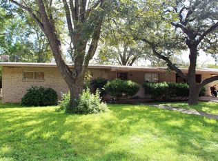 733 Skylane Dr N, Uvalde, TX 78801