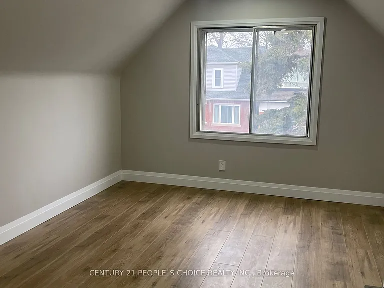 136 Edgemont St N — Photo 26