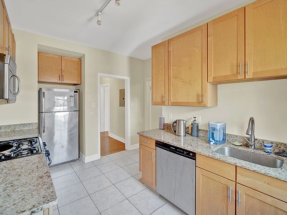 4th image of 654 W Wellington Ave #3