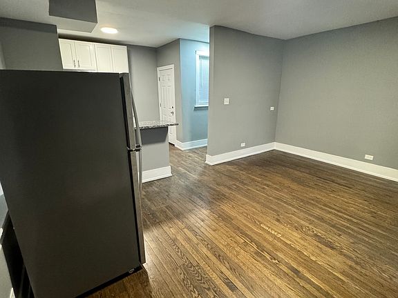 3rd image of 6950 S Oglesby Ave APT 1