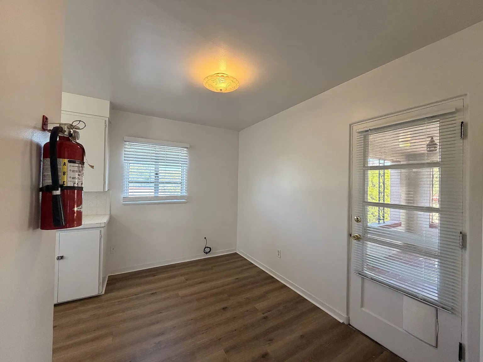 2 Amazing Downtown Apartments w/ Garages Private Outdoor Spaces — Photo 4