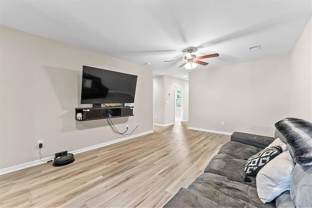3 bed, 1014 sqft, $1,800 — Photo 3