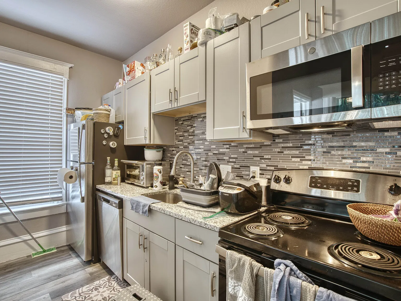 1216 Pleasant St — Photo 3