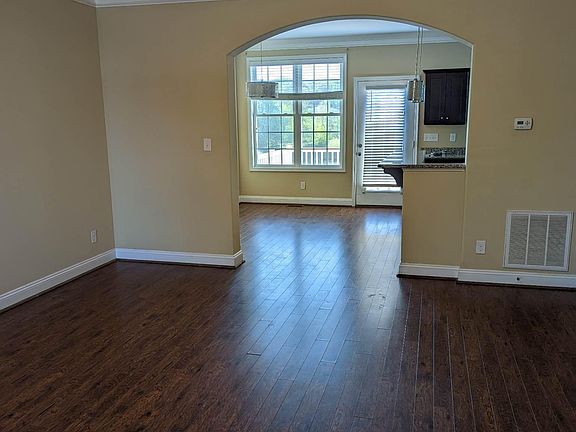 5th image of 180 Rowse Dr