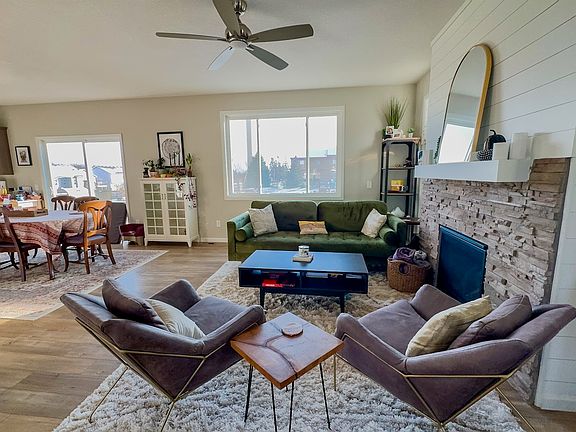 Lounge at the gas fireplace