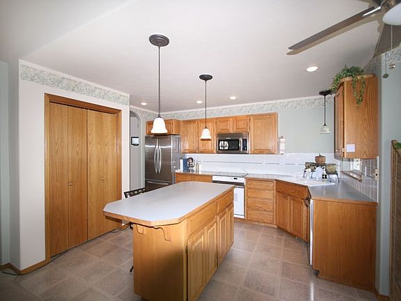3rd image of 403 E Bridlewood Ln