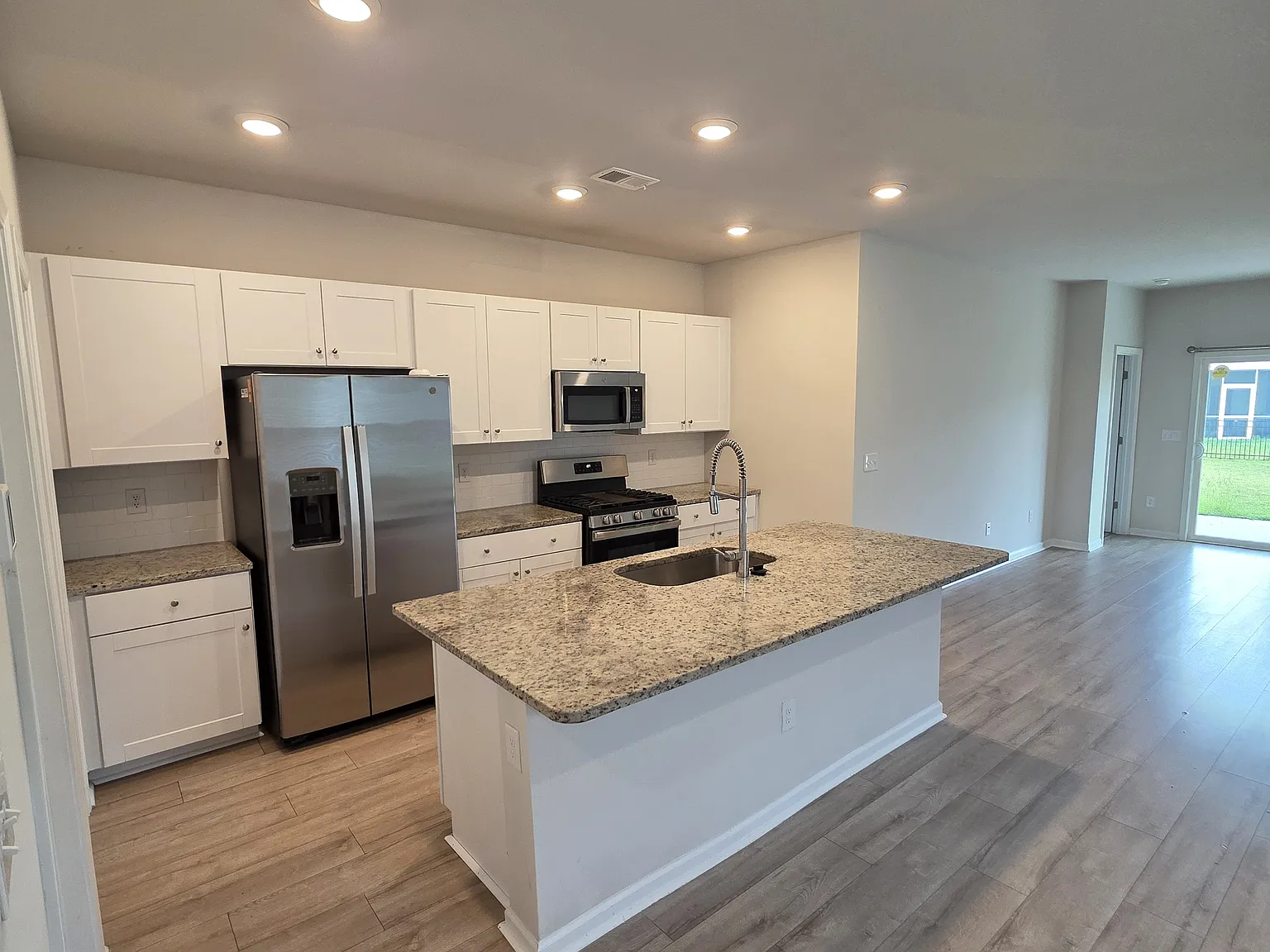 5 bed, 2350 sqft, $2,450 — Photo 4