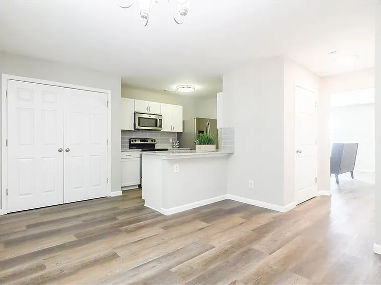 5823 Strathmoor Manor Cir — Photo 6