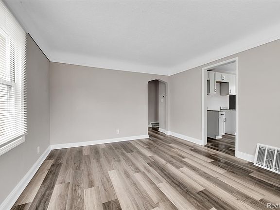 5th image of 16121 Manning St
