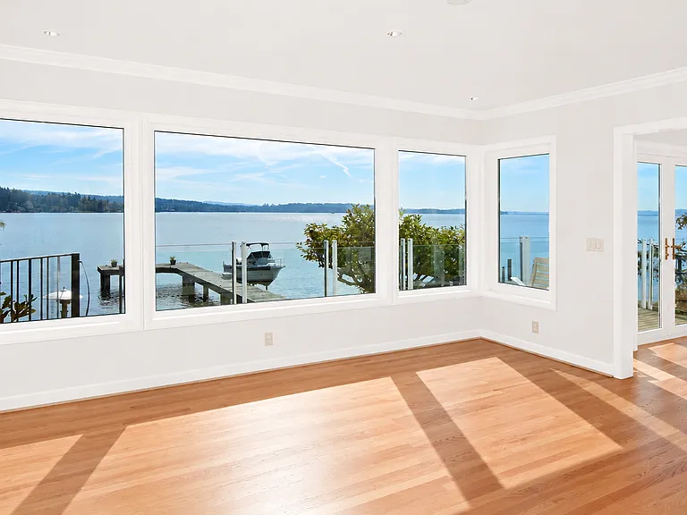 Dine with wide views to Mt Rainier and Lake Washington