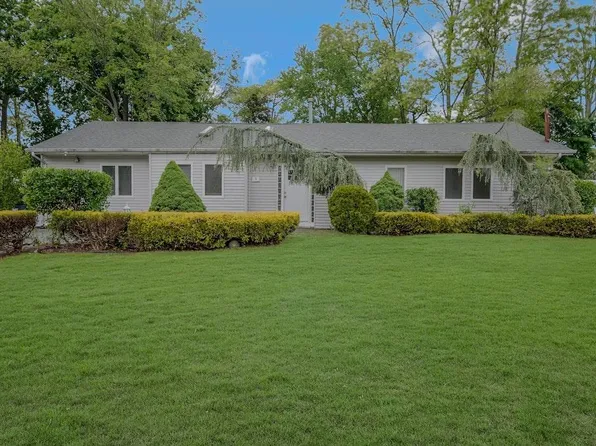 5 Charles Street, Selden, NY 11784