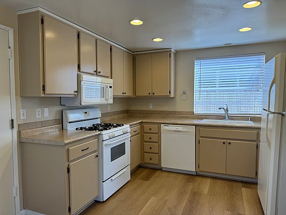 4th image of 579 Lemonwood Ct