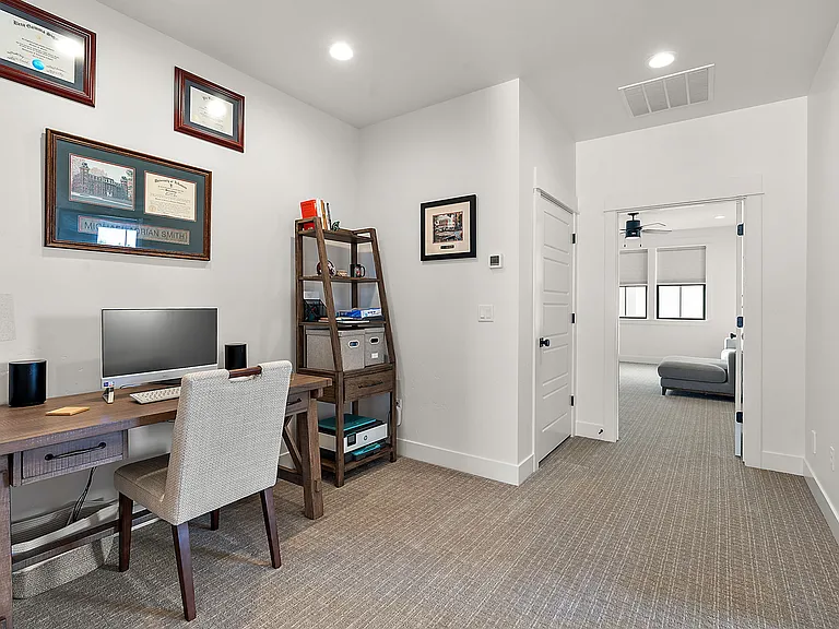 6862 N Willowside Ave — Photo 35