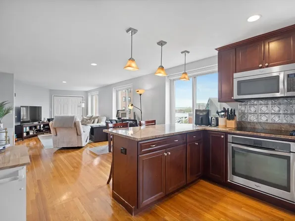 414 Commercial St APT 6, Boston, MA 02109