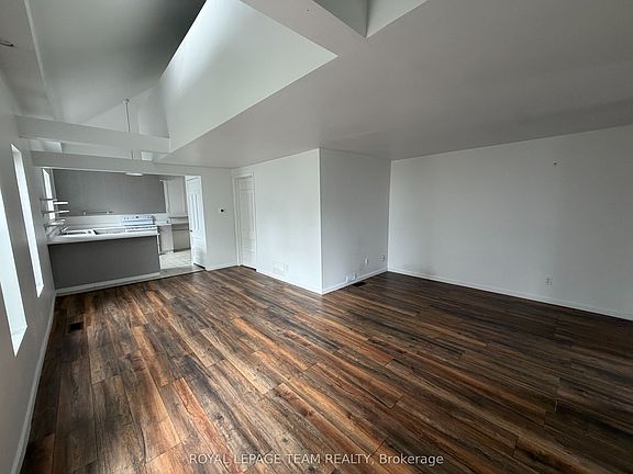 5th image of 27 Poplar St