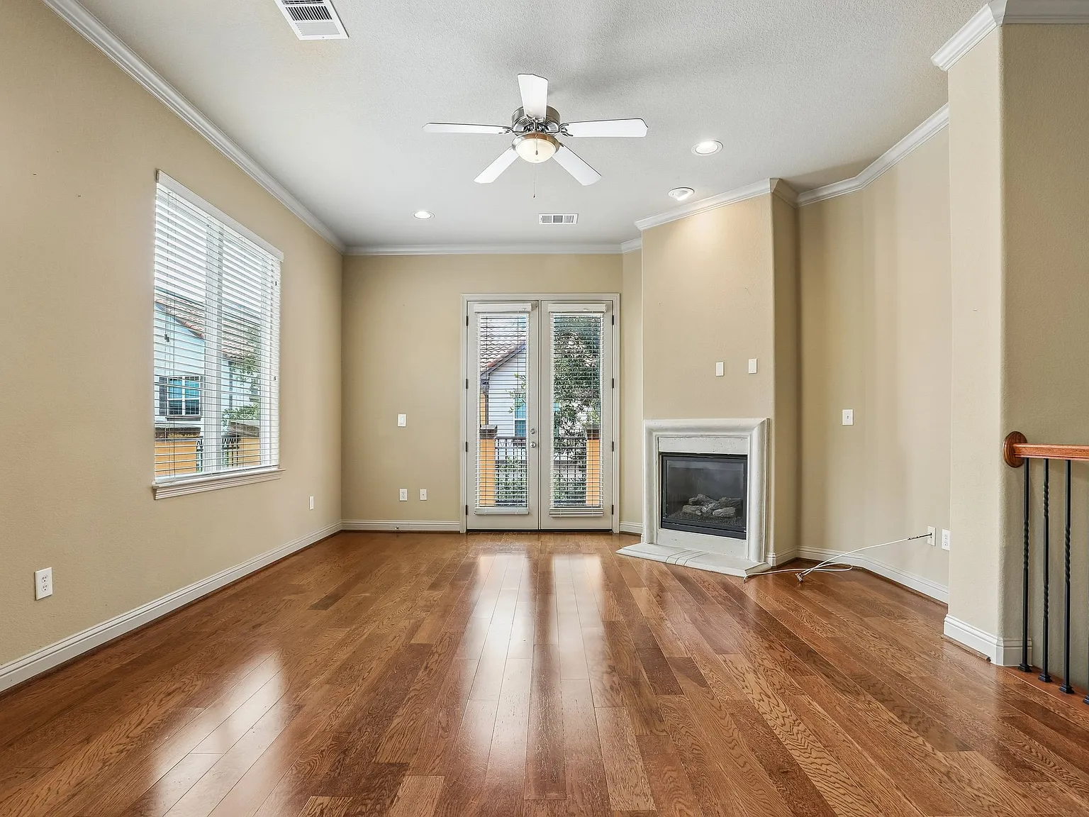 3 bed, 3.5 bath, 2456 sqft, $2,850 — Photo 3