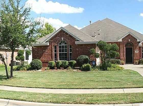 1st image of 2617 Crestwood Dr