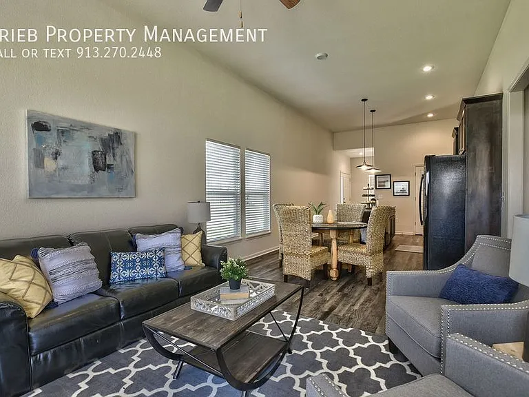 584 S Poplar St — Photo 6