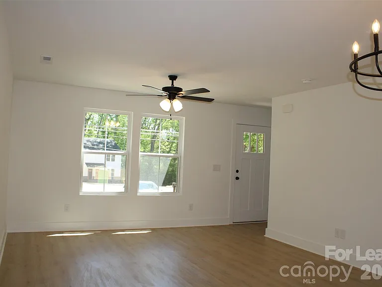 562 W Park Ave #B — Photo 8
