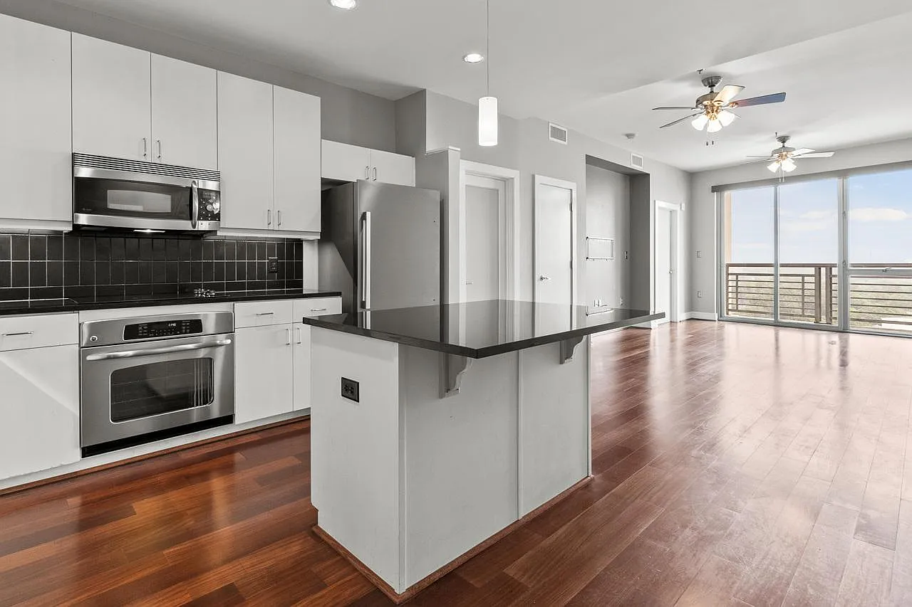 2 bed, 1088 sqft, $2,400 — Photo 4