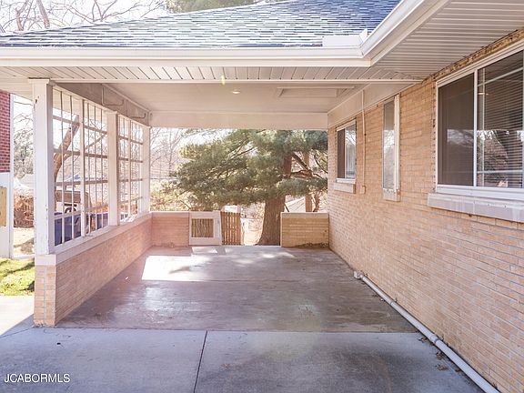 4th image of 323 Crest Dr
