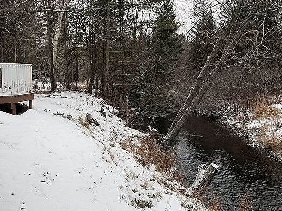 700+ feet Traprock River frontag