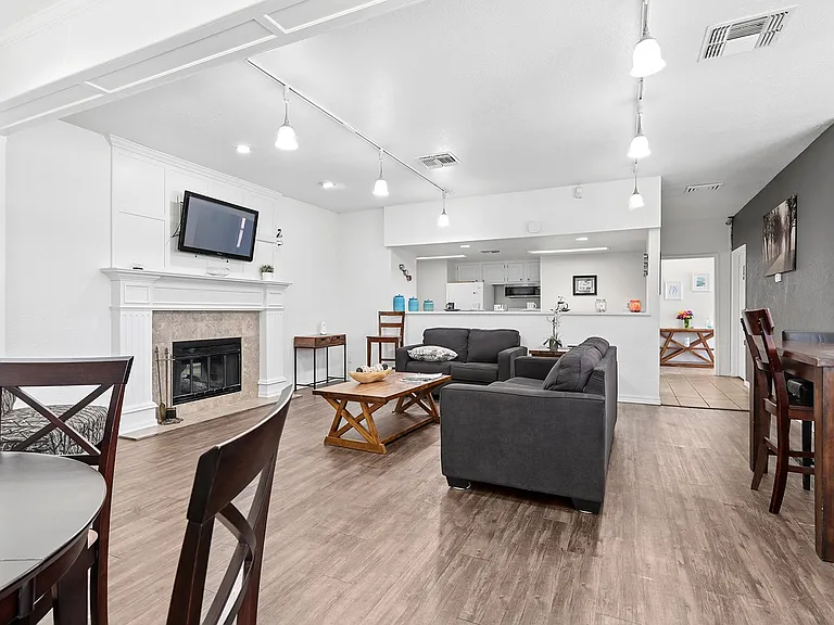 California Place Apartments — Photo 5