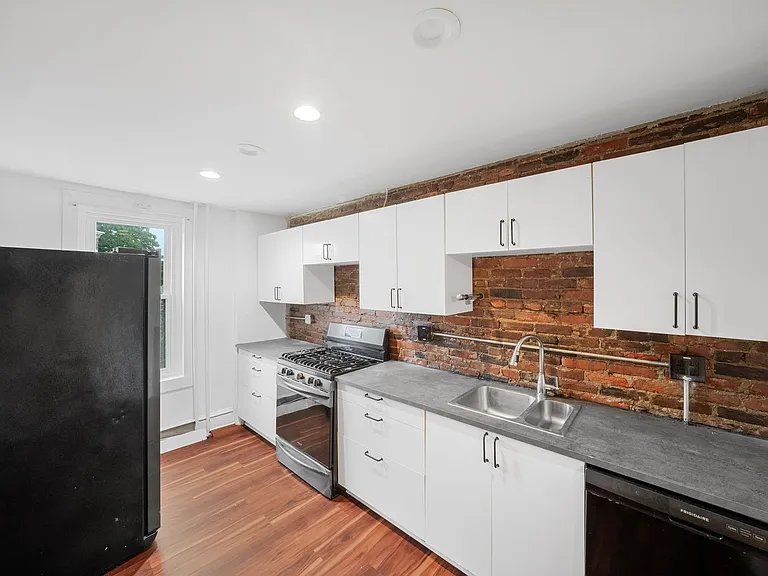 958 Queen St — Photo 12