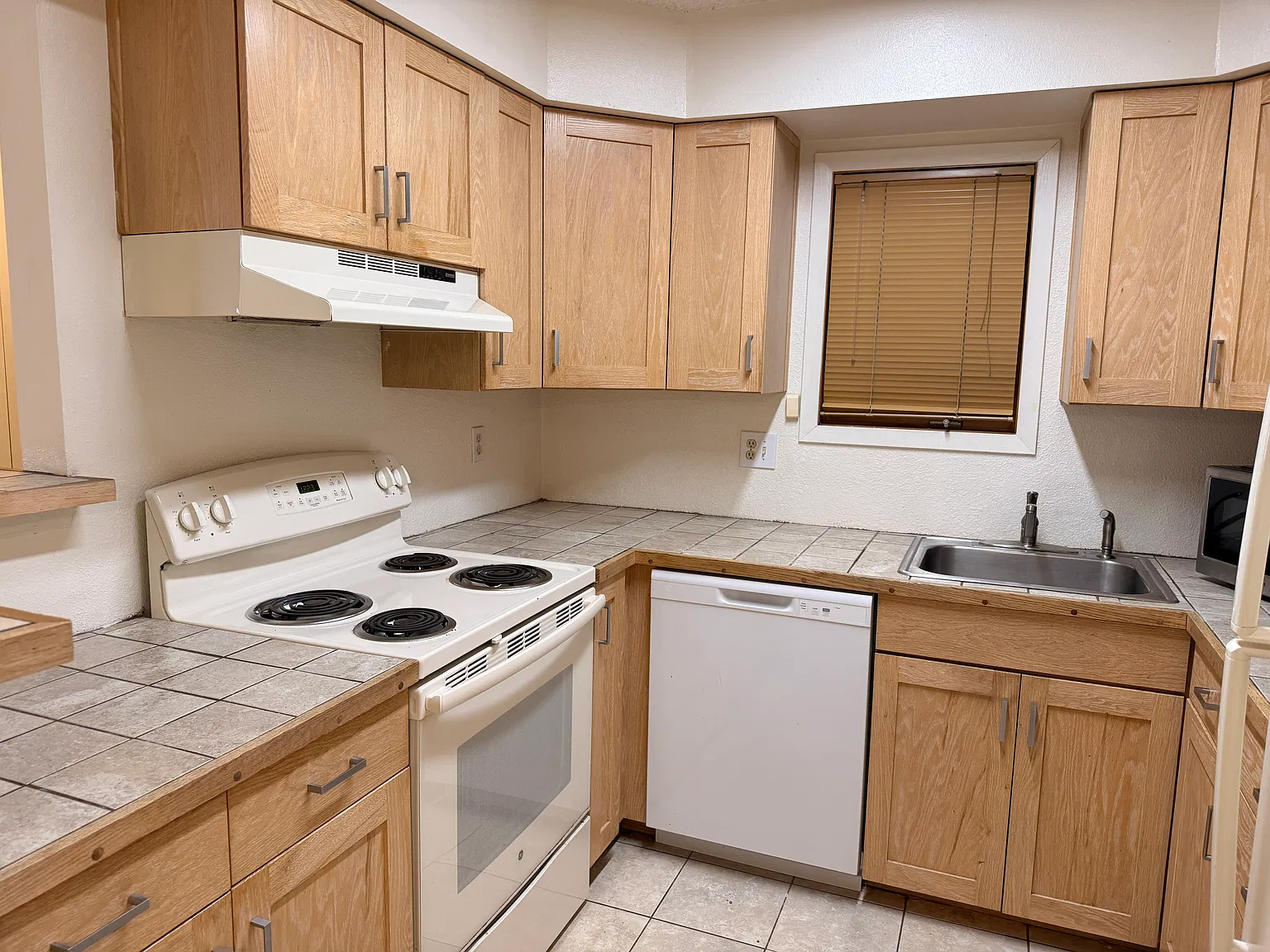 1 bed, 864 sqft, $2,200 — Photo 4