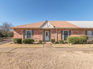 31 W Townhouse Ln, Grand Prairie, TX 75052