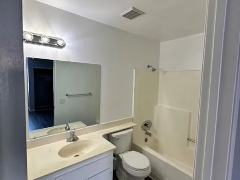 Chase Avenue East 960 — Photo 12