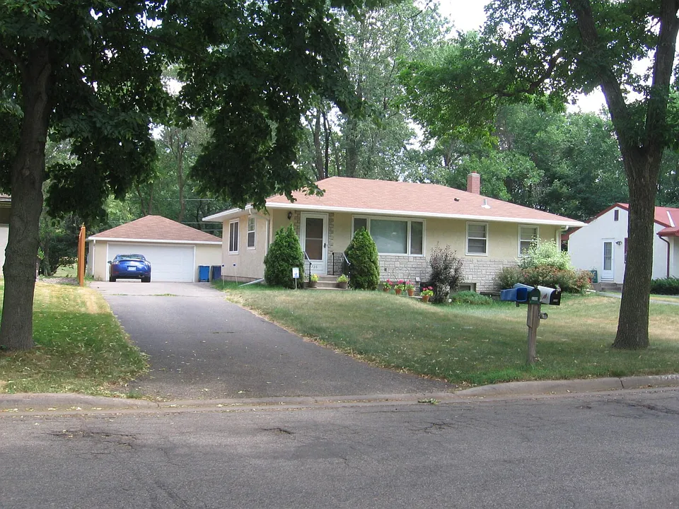 2726 Chippewa Ave