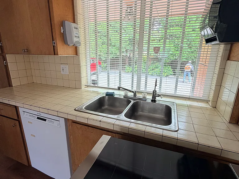 330 NE 102nd Ave — Photo 23