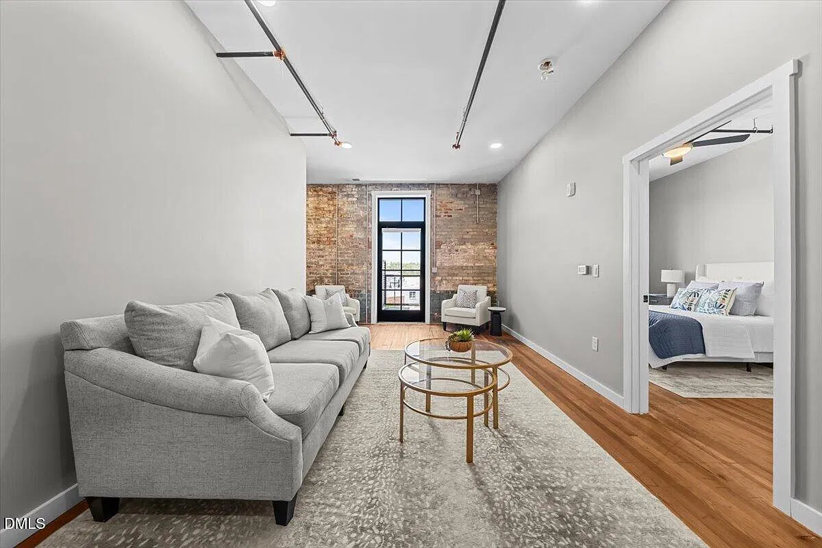 1 bed, 1.0 bath, $1,200 — Photo 2
