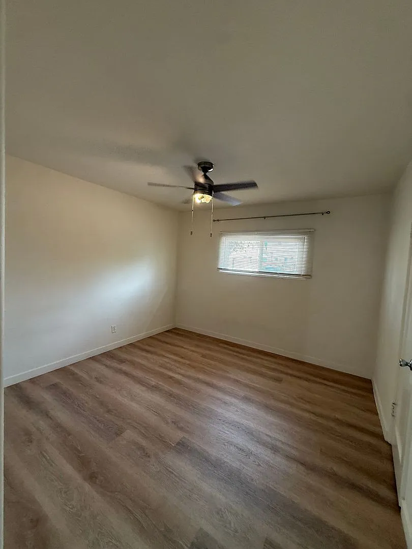 N Tejon 520 — Photo 2