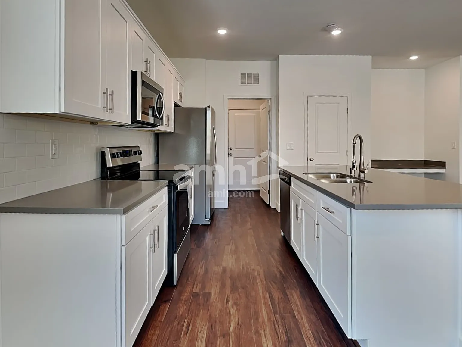 4 bed, 2.5 bath, 2209 sqft, $2,595 — Photo 3