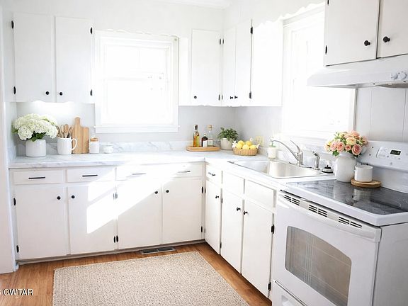 3rd image of 48 W Vine St