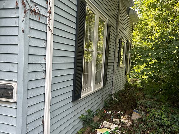 2nd image of 212 E 21st St