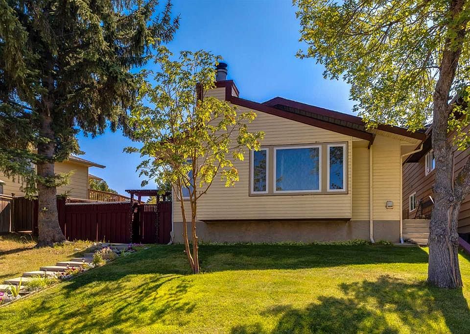 1st image of 116 N Bearberry Cres NW