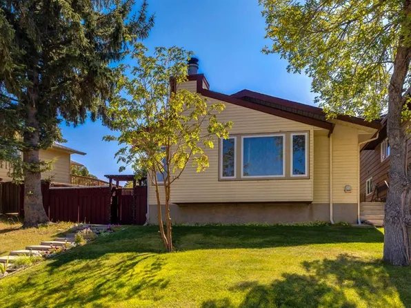 116 N Bearberry Cres NW, Calgary, AB T3K 1R3