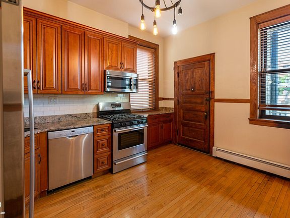 4th image of 853 W Oakdale Ave #2