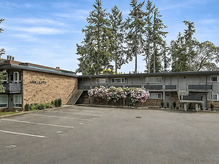 Van Lloyd Apartments — Photo 6