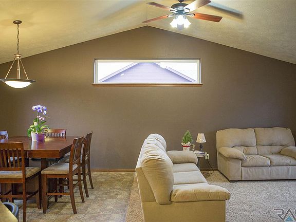 5th image of 410 N Perry Ln