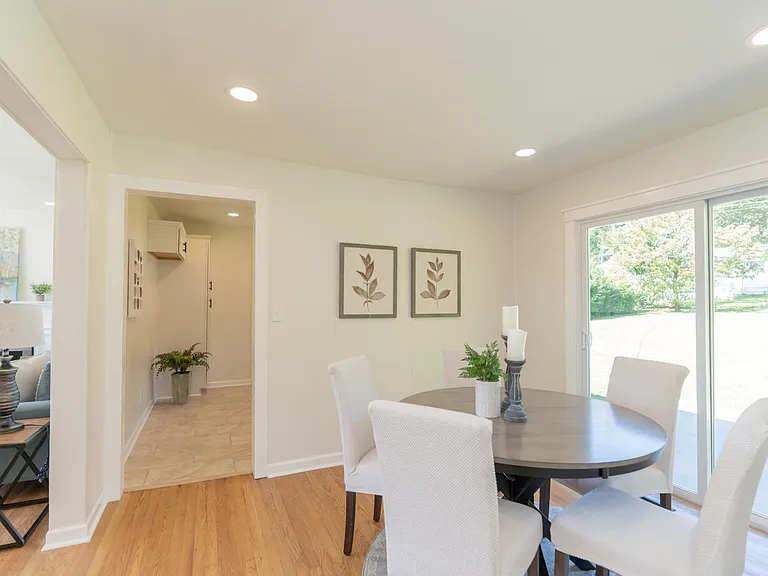 913 Woodmore Ter — Photo 24