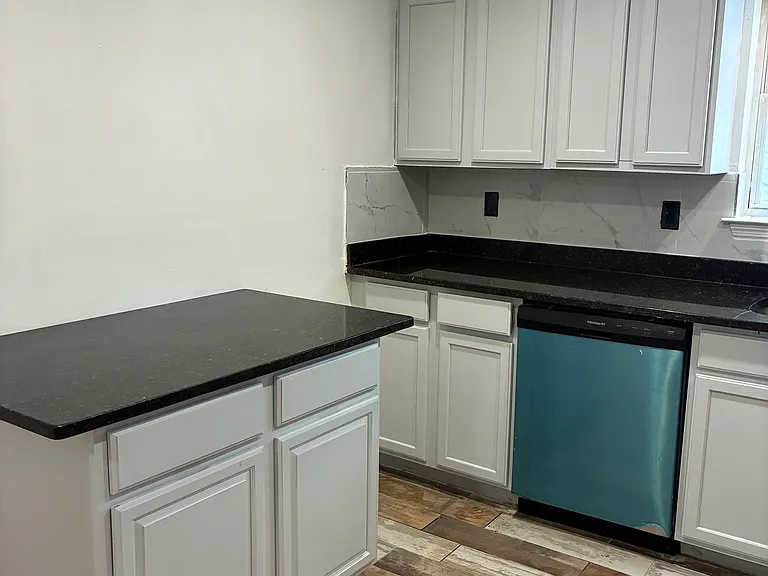 409 Halsey St #1 — Photo 9